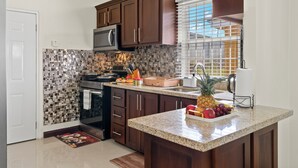 Private kitchen - Games Room, A Pool, Modern House - Book Now! (Old Harbour)