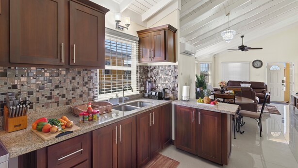 Private kitchen - Games Room, A Pool, Modern House - Book Now! (Old Harbour)