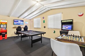 Games room - Games Room, A Pool, Modern House - Book Now! (Old Harbour)