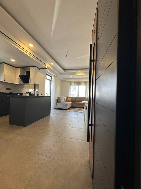 คอมฟอร์ทอพาร์ทเมนท์, ระเบียง, วิวสวนหย่อม | บริเวณนั่งเล่น