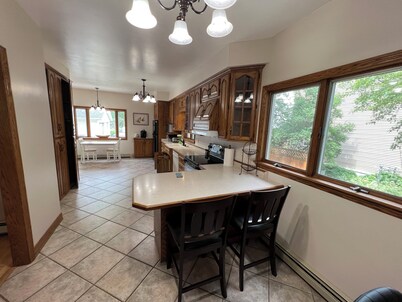 Cheerful 4 Bedroom home close to the waters edge.