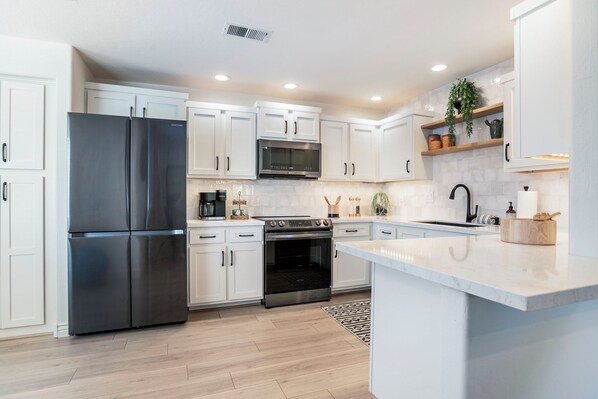 冷蔵庫、電子レンジ、オーブン、コンロ