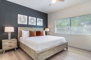 2 soverom, skrivebord, strykejern/-brett og wi-fi (inkludert)