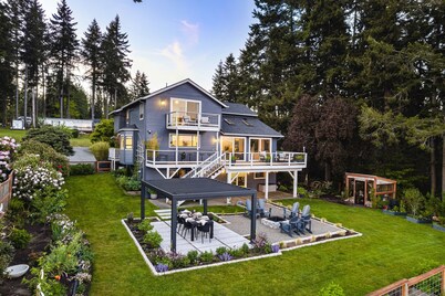 Waterfront Home w/views, outdoor dining & fire pit