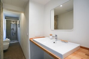 Dusche, Haartrockner, Bidet, Handtücher