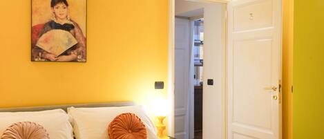 3 bedrooms, desk, WiFi, bed sheets