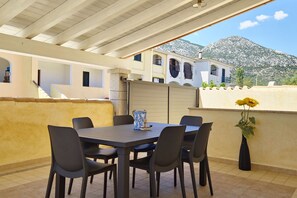 Outdoor dining - [Casalinda] Apartment in Orosei with veranda (Orosei)