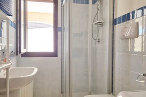 Shower, hair dryer, bidet, towels - [Casalinda] Apartment in Orosei with veranda (Orosei)