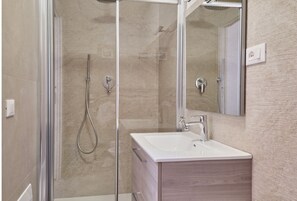 Dutxa, assecador de cabells, bidet i tovalloles 