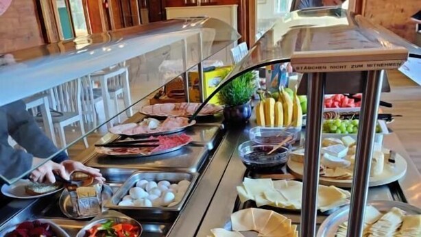每日付費供應吃到飽自助式早餐