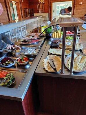 Café da manhã com buffet todos os dias mediante uma taxa