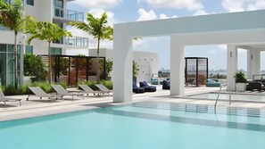 Pool - Amazing apartment in Design District With parking pool and gym  (Miami)