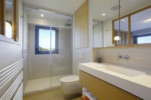 シャワー、ヘアドライヤー、タオル