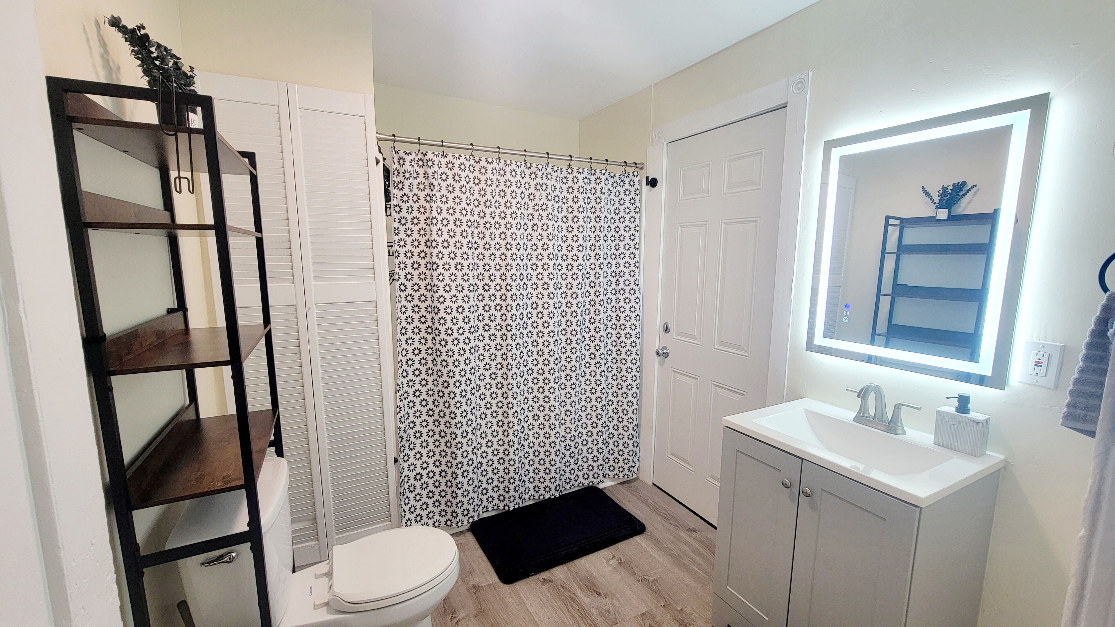 Asciugacapelli, asciugamani, sapone, shampoo