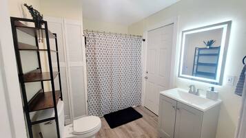 Asciugacapelli, asciugamani, sapone, shampoo