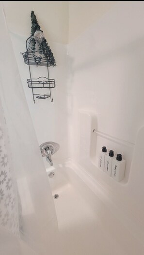 Hair dryer, towels, soap, shampoo - Nini's Pad (Reading)