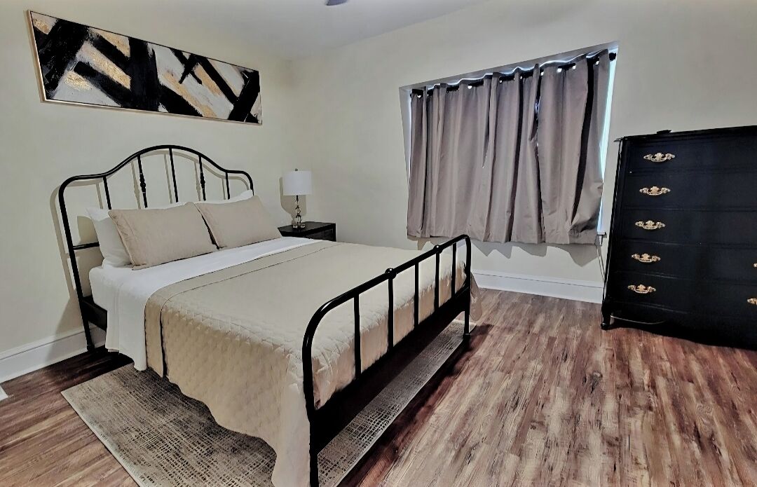 3 dormitoris, escriptori, planxa i posts de planxar i wifi 