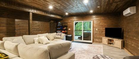 Televisión y chimenea