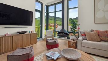 Smart TV, fireplace, stereo