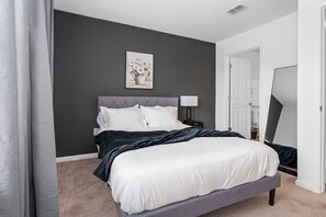 2 habitaciones, escritorio, tabla de planchar con plancha y wifi gratis 