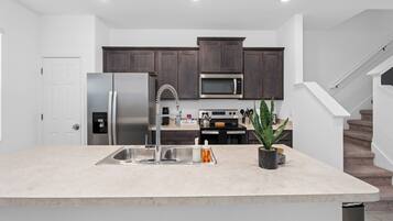 Kjøleskap, mikrobølgeovn, ovn og kokeplater