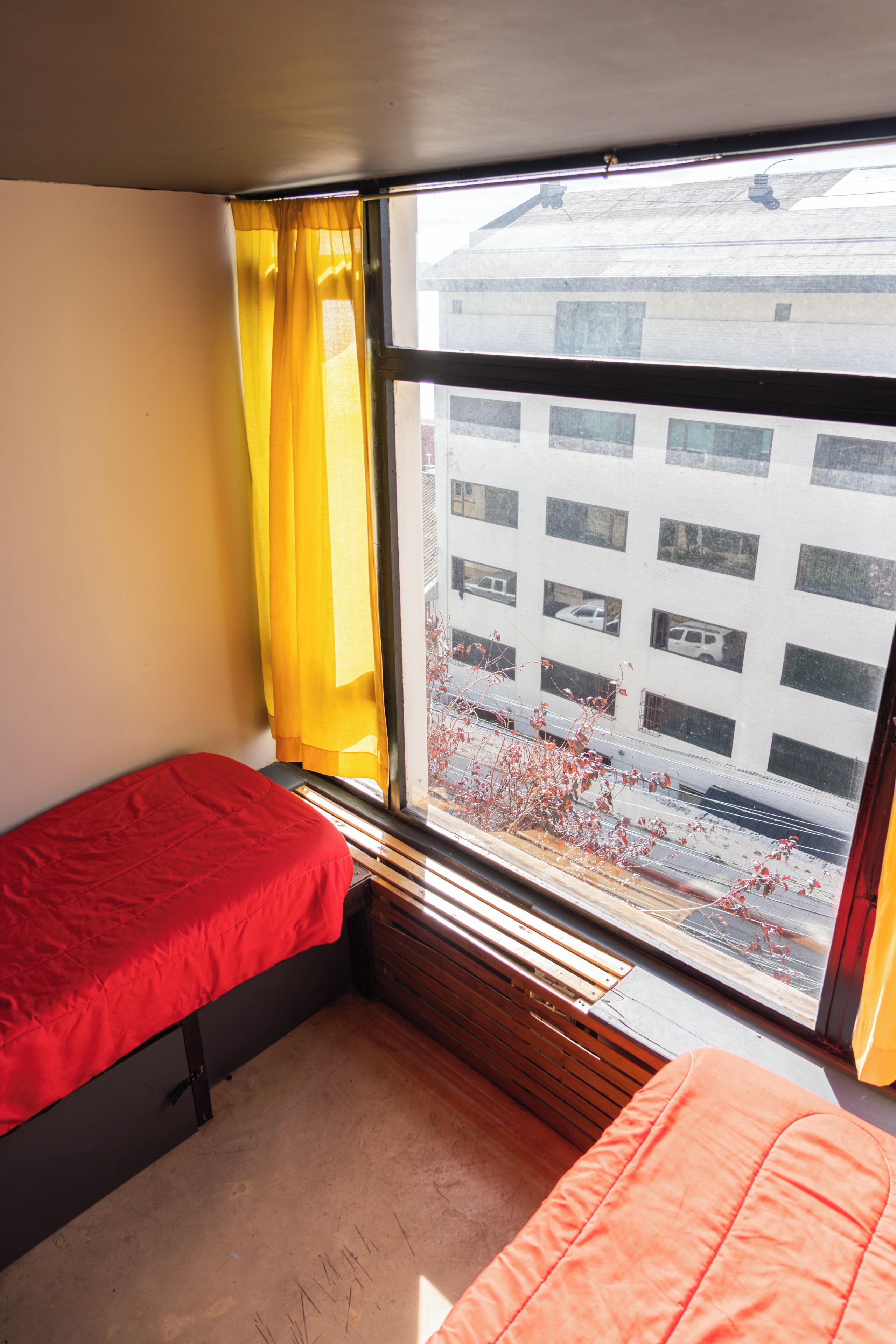 Espacio para trabajar con laptop, wifi gratis y ropa de cama 