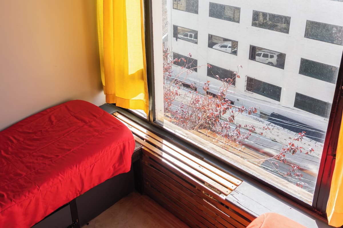 Espacio para trabajar con laptop, wifi gratis y ropa de cama