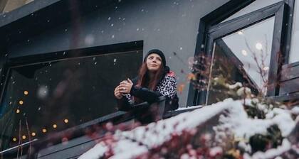 Moving Hostel Travel Bar