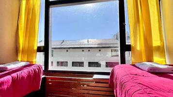 Espacio para trabajar con laptop, wifi gratis y ropa de cama