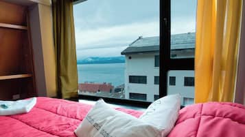 Economy tweepersoonskamer, 1 queensize bed, gedeeltelijk uitzicht op meer | Een laptopwerkplek, gratis wifi, beddengoed