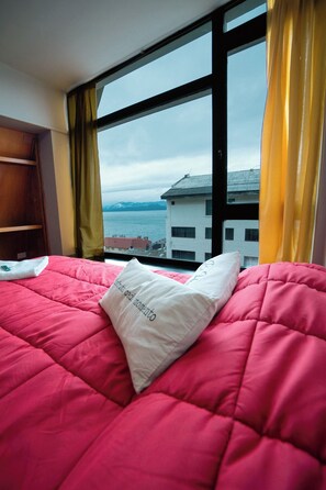 Economy Double Room, 1 Queen Bed, Partial Lake View | Laptop workspace, free WiFi, bed sheets - Moving Hostel Travel Bar (San Carlos de Bariloche)