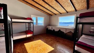 Espacio para trabajar con laptop, wifi gratis y ropa de cama