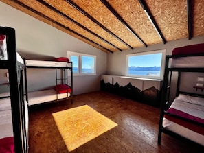 Espacio para trabajar con un portátil, wifi gratis, ropa de cama