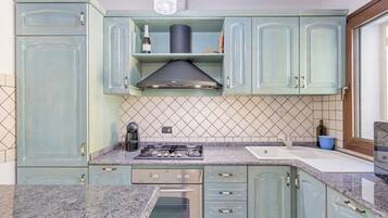 Køleskab, mikrobølgeovn, ovn, kogeplade