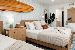2 habitaciones, escritorio y tabla de planchar con plancha