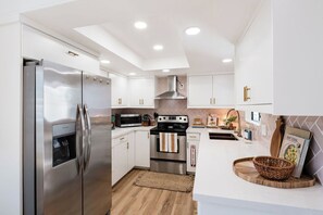 Cafetera y tetera, refrigerador, microondas y horno 