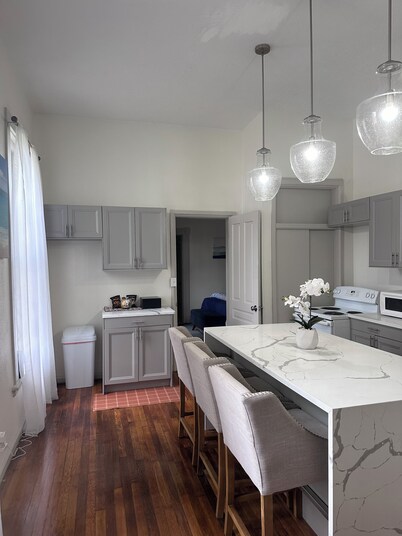 Gorgeous apt marble bath & kit 2 min from  downtown  5 min to Dayton university 