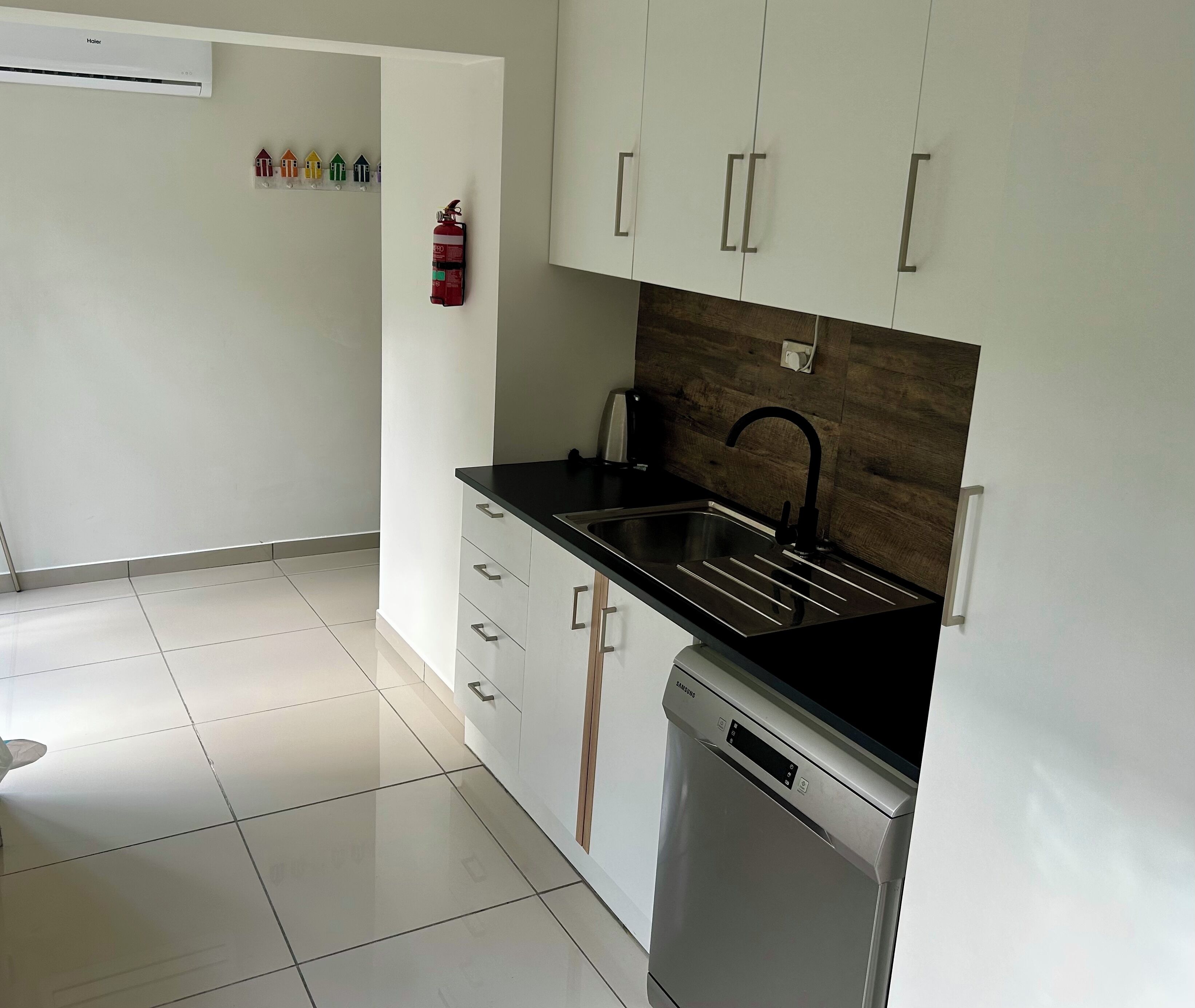 Refrigerador, microondas, tetera eléctrica y tostadora 