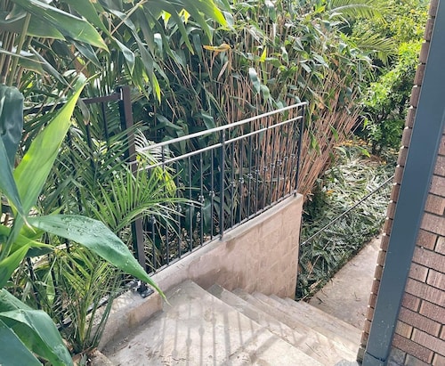 Large 2 Bedroom Apartment, pool table, laundry, close to beaches