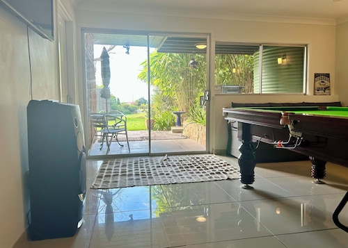 Large 2 Bedroom seperate private Apartment, pool table, laundry, close to beach