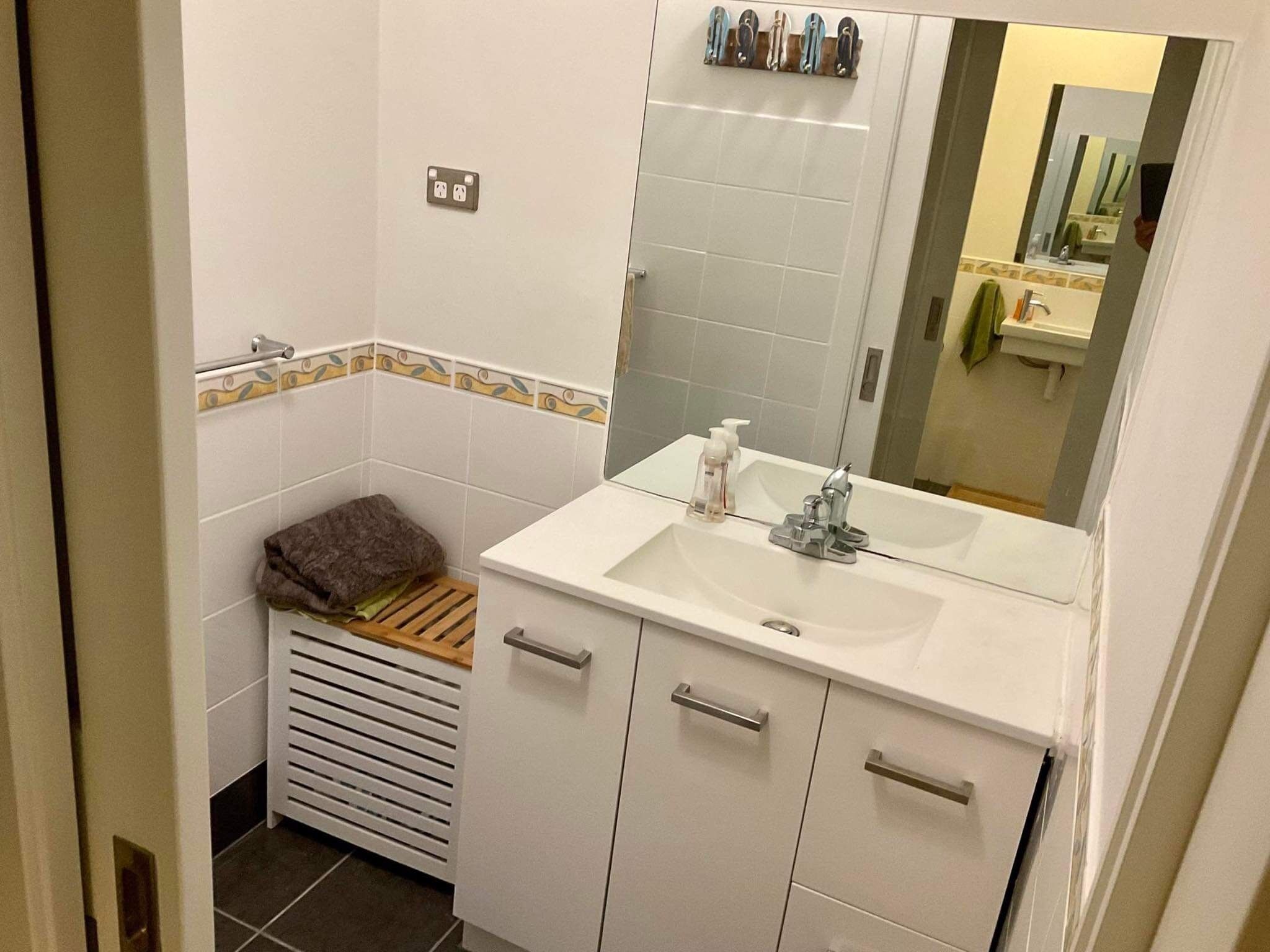 Bruser, hårtørrer, bidet, håndklæder