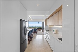Geladeira, micro-ondas, fogão, cooktop