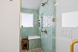 Haartrockner, Bidet, Handtücher, Seife