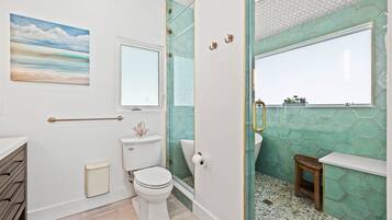 Sèche-cheveux, bidet, serviettes fournies, savon