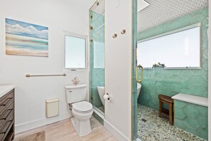 Haartrockner, Bidet, Handtücher, Seife