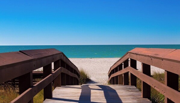 Beach - SOMERSET 105 - Two Master Suites and Cabana Room!! (Marco Island)