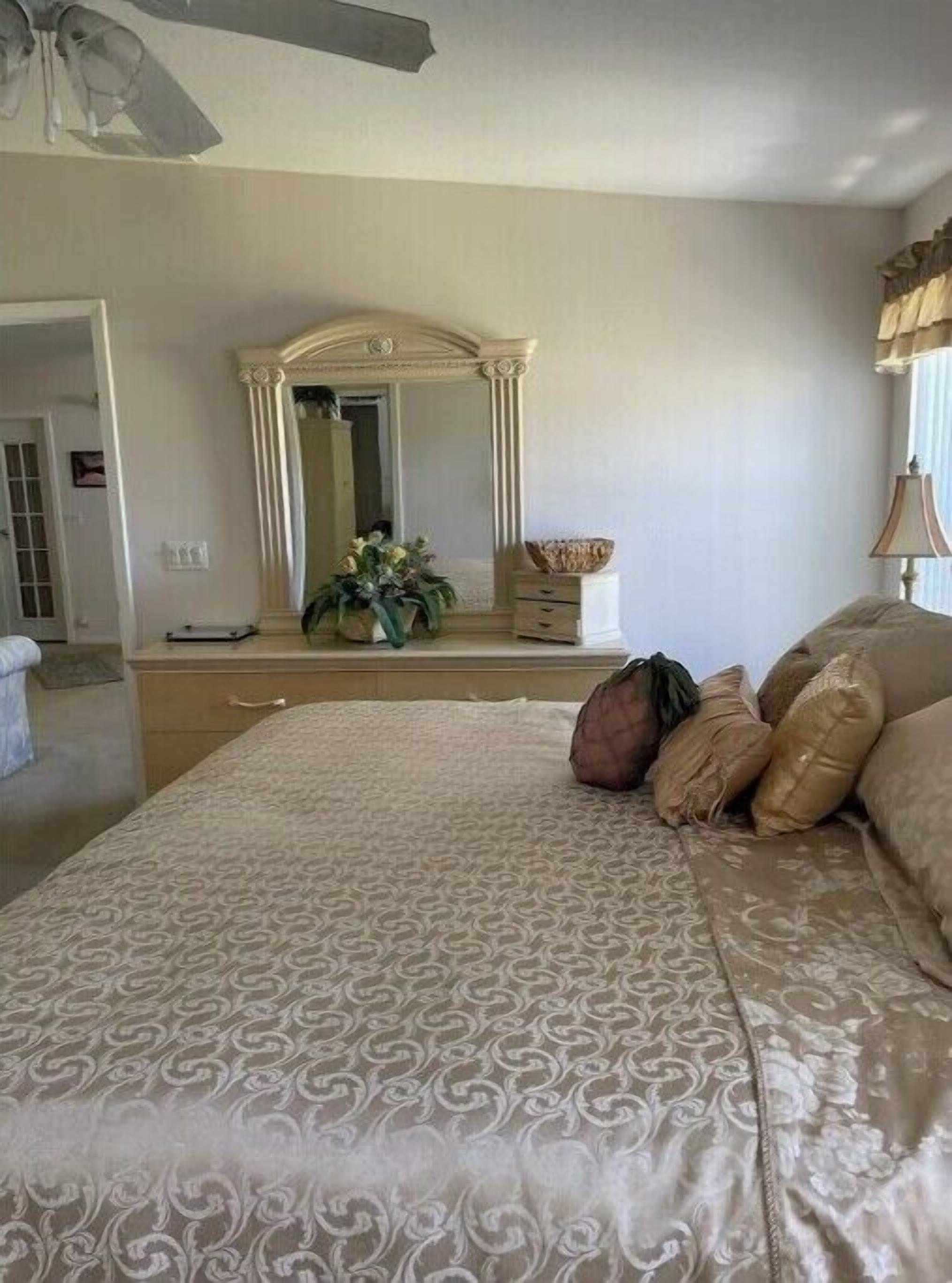 3 habitaciones, tabla de planchar con plancha, wifi y ropa de cama 