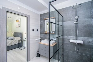 Douche, séchoir à cheveux, serviettes fournies