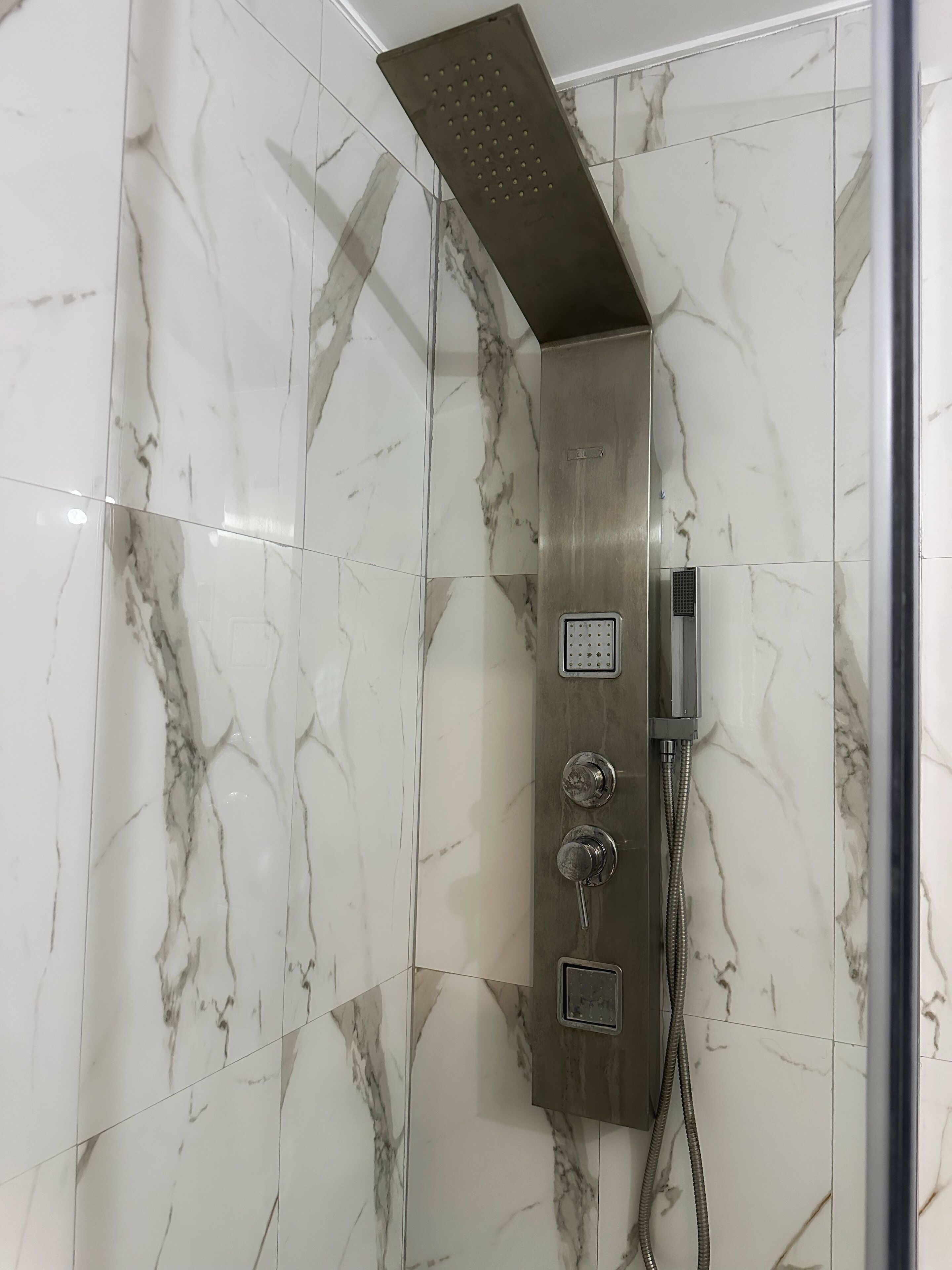 Secador de pelo, toallas, jabón, papel higiénico