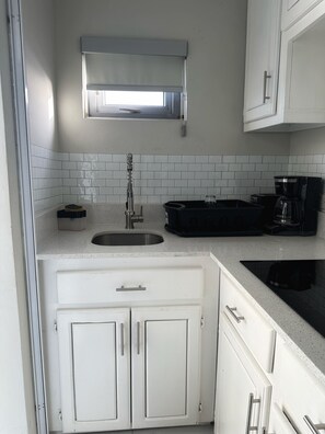 Réfrigérateur, micro-ondes, plaque de cuisson, cafetière/bouilloire